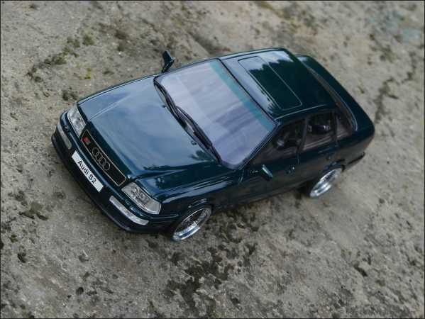 1:18 Audi S2 (B3) Limousine Baujahr 1993 Emerald-Green inkl. OVP